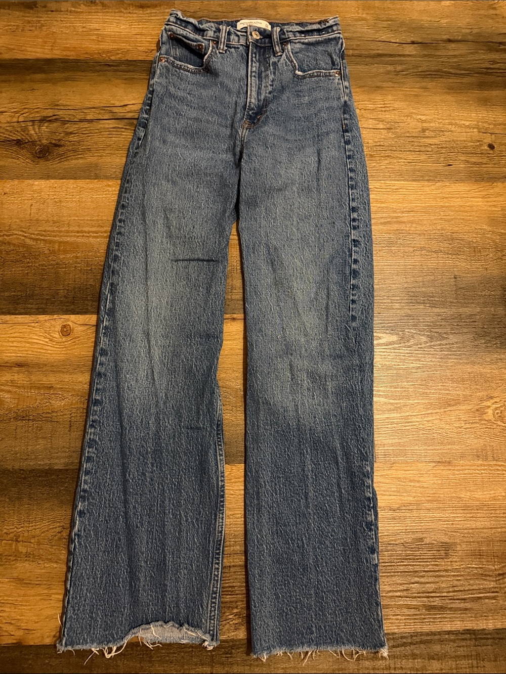 Abercrombie & Fitch Women’s 90’s Relaxed 
Hi-rise Jeans